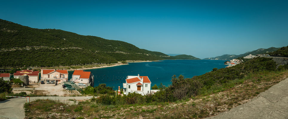 Die Küste von Kroatien am Adriatischen Meer mit typischen weißen Häusern und roten Ziegel-Dächern