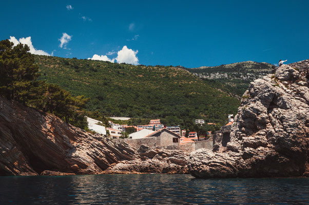 Die Bucht vor dem Kastio castle in Petrovac Montenegro