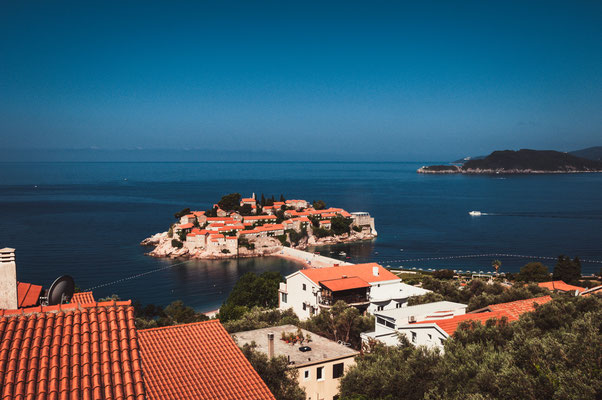 Blick auf die Insel Sveti Stefan in Montenegro