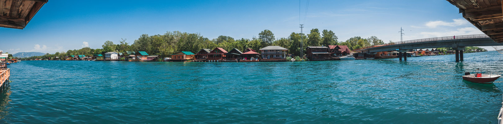 Panorama Blick auf die Restaurants entlang des Flussufers Buna in Ulcinj Montenegro