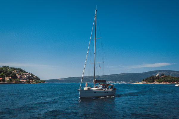 Mein kleines Boot in der mächtigen Bucht von Kotor