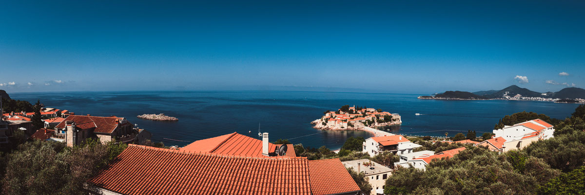 Panorama Blick auf die Insel Sveti Stefan in Montenegro - Insel des Heiligen Stefans