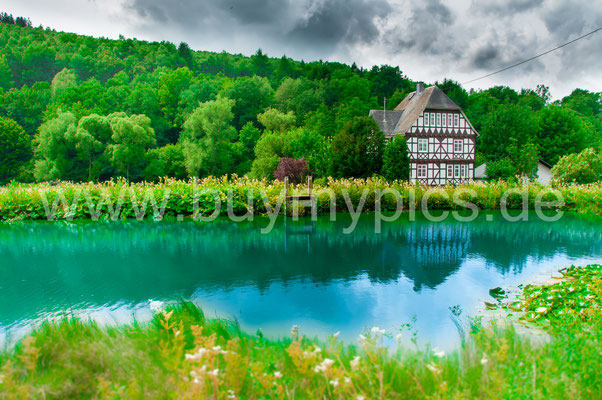 Traumhaftes wunderschönes einsames Haus am Teich, Märchenhaftes Haus am See