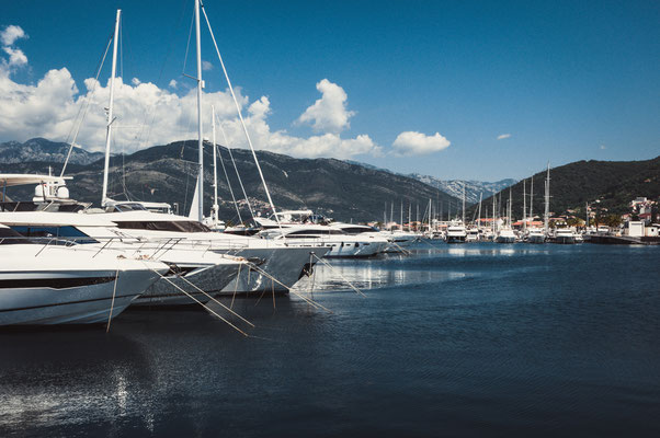 Private Boote und Yachten im Hafen von Tivat in Montenegro