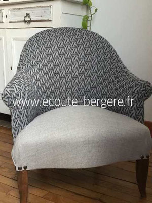 Chauffeuse assise unie et dossier, accotoirs au motif structuré gris et blanc - Ecoute Bergère