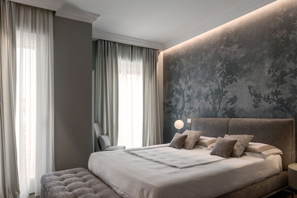 Pour la chambre décor mural avec cimaises, corniches