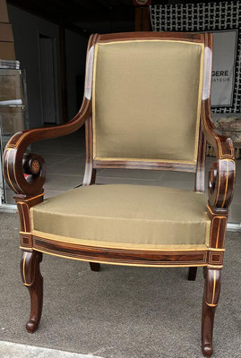 Prêt à livrer, devant l'atelier, le fauteuil Empire - Ecoute Bergere