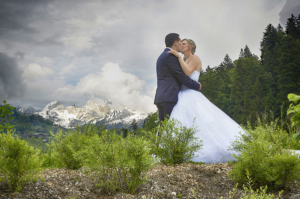 Mariage Portrait de Couple Lac d'Annecy et ses montagnes