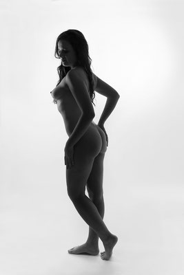 portrait studio bouloir nu artistique feminin sur fond blanc silhouette