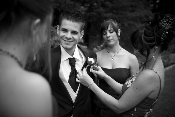 mariage moment intime avec les témoins et famille pendant les préparatifs du marié