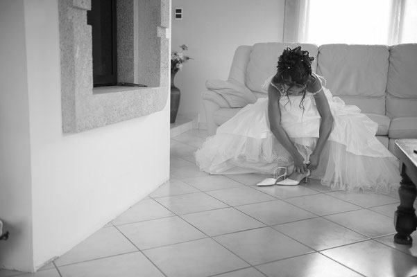 mariage pendant les préparatifs de la mariée la robe de mariée portrait de la mariée qui enfile ses chaussures