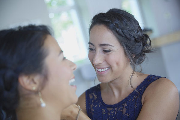 mariage moment intime avec les témoins pendant les préparatifs de la mariée