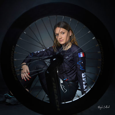 portrait studio corporate féminin sportive sur fond noir 