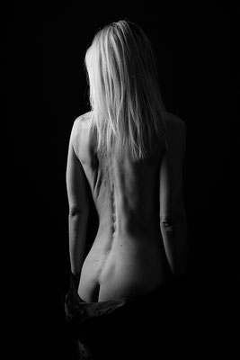 portrait studio bouloir nu artistique feminin sur fond noir
