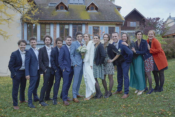 Mariage photo de groupe les mariés et leurs amis