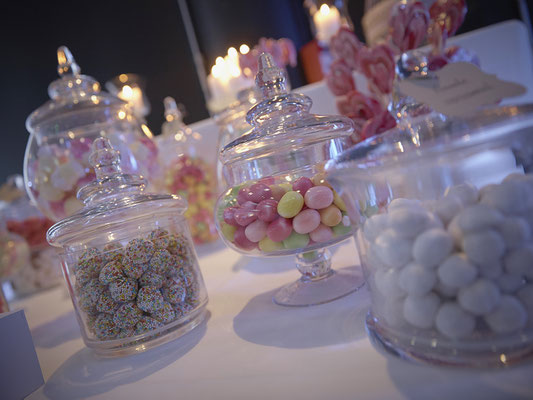 mariage vin d'honneur décoration de la salle de réception bar à bonbons cocktail