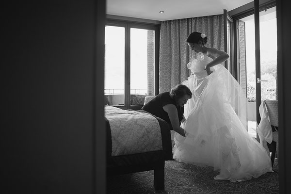 mariage moment intime avec la maman pendant les préparatifs de la mariée