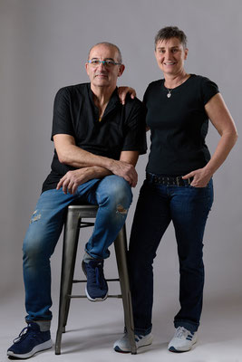 Portrait de couple tres amoureux en studio sur fond clair