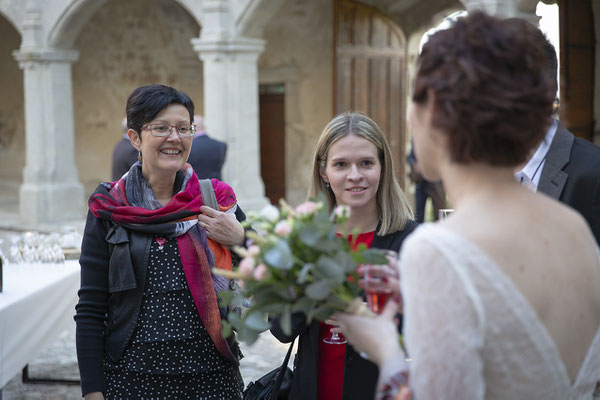 mariage vin d'honneur les invités et la mariée cocktail château de Clermont 74