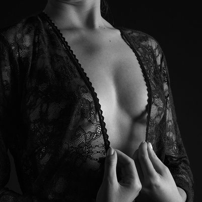portrait studio bouloir feminin en lingerie clair obscur