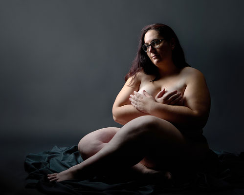 portrait therapeutique studio nu artistique feminin sur fond sombre estime de soi