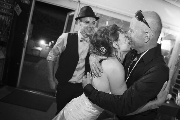 mariage vin d'honneur les invités lors de la soirée festive des mariés tendre baiser entre la mariée et son père