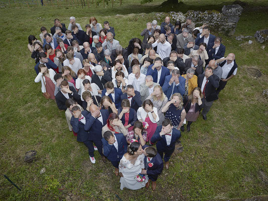 Mariage photo de groupe les mariés et leurs familles et amis photo en forme de coeur