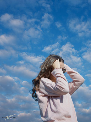 portrait extérieur féminin en lumière naturelle fond ciel bleu