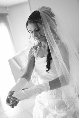 mariage pendant les préparatifs de la mariée la robe de mariée portrait de la mariée qui enfile ses gants de mariée