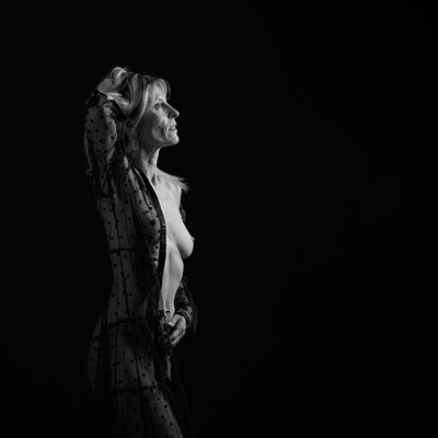 portrait studio bouloir nu artistique feminin sur fond noir
