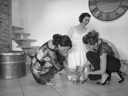 mariage moment intime avec les témoins pendant les préparatifs de la mariée