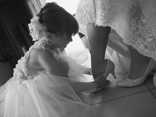 mariage moment privilégié avec la fille de la mariée pendant les préparatifs de la mariée