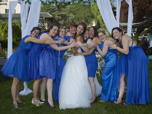 Mariage photo de groupe la mariée et ses amies qui font un câlin 