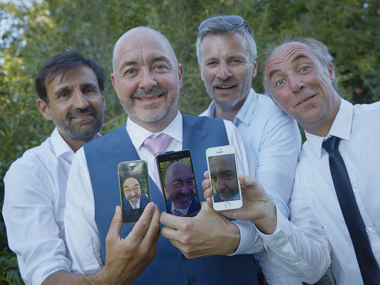 Mariage photo de groupe le marié et ses amis qui posent avec leur image sur téléphone 