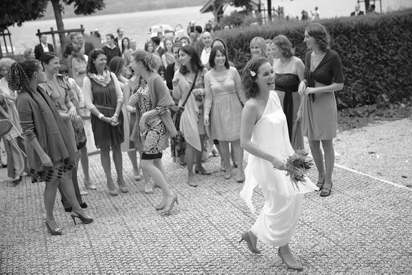 mariage vin d'honneur lancé du bouquet de la mariée cocktail