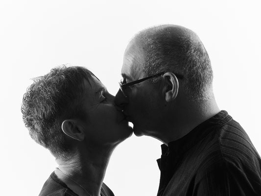 Portrait de couple tres amoureux en studio avec eclairage noir et blanc