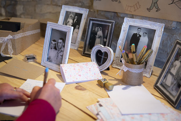 mariage vin d'honneur décoration de la salle de réception cocktail livre d'or