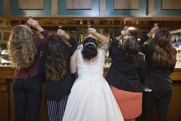 Mariage photo de groupe la mariée et ses amies qui posent en buvant leur champagne
