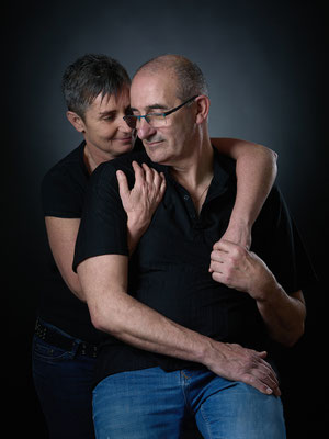 Portrait de couple tres amoureux en studio sur fond sombre