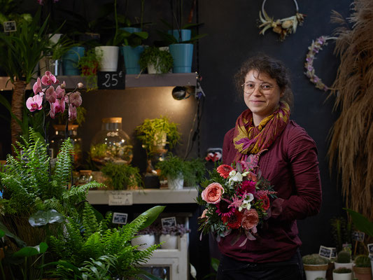 portrait corporate entrepreneuse fleuriste dans son environnement de travail