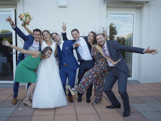 Mariage photo de groupe les mariés et leurs témoins qui s'amusent
