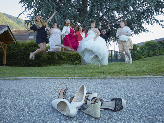Mariage photo de groupe la mariée qui saute en l'air avec ses amies