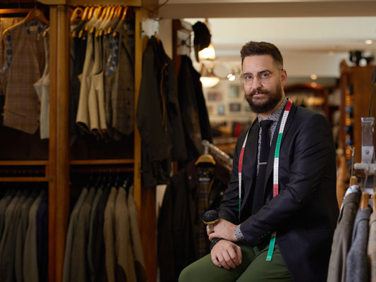 portrait corporate entrepreneur couturier dans son milieu de travail