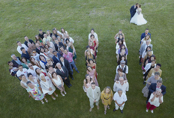 Mariage photo de groupe les mariés et leurs familles et amis photo en forme de oui