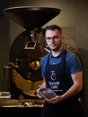 portrait corporate entrepreneur torréfacteur dans son environnement de travail