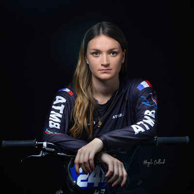 portrait studio corporate féminin sportive sur fond noir 