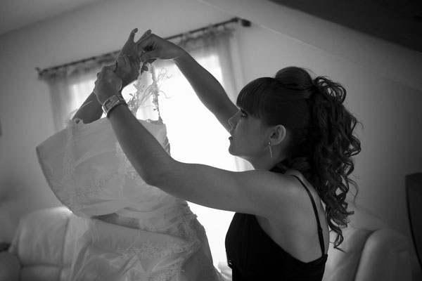 mariage moment intime avec la témoin pendant les préparatifs de la mariée