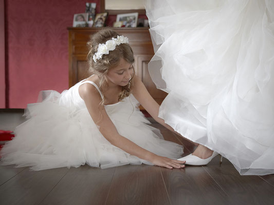 mariage moment intime avec la nièce de la mariée pendant les préparatifs de la mariée