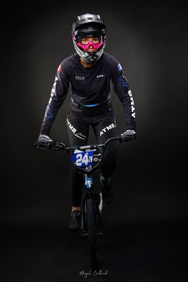 portrait studio corporate féminin sportive sur fond noir