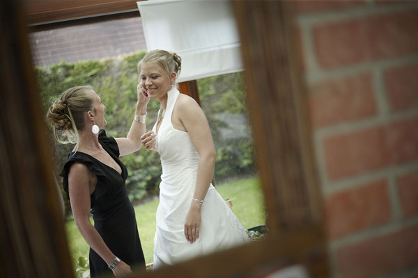 mariage moment intime avec la témoin pendant les préparatifs de la mariée